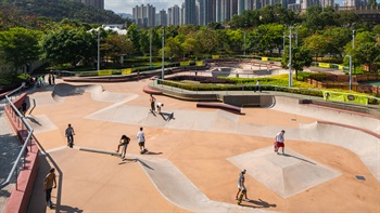 The Skatepark, situated in the dynamic zone, has a whole assortment of smoothly curved bowls, pipes and ramps that are not only suitable for skating, but also different extreme sports.